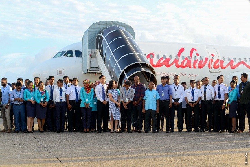 ދިވެހިރާއްޖޭގެ ގައުމީ އެއާލައިން، މޯލްޑިވިއަން އިން ޗައިނާ އަށް ކުރަމުން އައި ދަތުރުތަށް ފުޅާކޮށް، ޗައިނާގެ ހަންގްޖޯއު ސިޓީއަށް ދަތުރުތަށް ފެށުން: މިއަދު ވެލާނާ އިންޓަނޭޝަނަލް އެއާޕޯޓުގައި ނޫސްވެރިންނަށް މައުލޫމާތު ދެއްވަމުން އައިލެންޑް އޭވިއޭޝަންގެ މެނޭޖިން ޑައިރެކްޓަރު އަބްދުލް ހާރިސް ވިދާޅުވީ، ހަންގްޖޯއު އަކީ ޗައިނާގެ މުއްސަނދި ސިޓީ ތަކުގެ ތެރެއިން ސިޓީއެއް ކަމަށާއި އަލަށް ދަތުރު ފެށި އެ މަންޒިލުން ރާއްޖޭގެ ފަތުރުވެރިކަމަށް އެދެވިގެންވާ ބޮޑު ބަދަލެއް އަންނާނެކަމަށެ----ސަން ފޮޓޯ/ މުހއްމަދު އަފްރާހް 