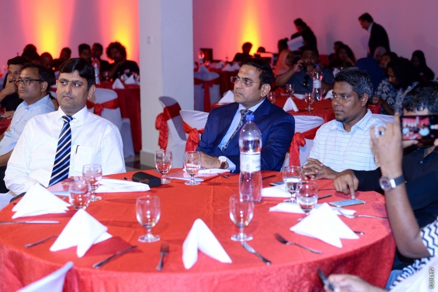 "ކޯކް ޓު ހޯމް" ގެ ނަމުގައި ކޮކާކޯލާ ކޮންޕެނީ އިން މުޅިން އައު އެޕްލިކޭޝަނެއް ތައާރަފް ކުރުމުގެ ގޮތުން ބޭއްވި ރަސްމިއްޔާތުގެ ތެރެއިން: އިފްތިތާހް ކުރެވިގެންދިޔަ އެޕްލިކޭޝަން ބޭނުންކޮށްގެން ކޮކާކޯލާ ކޮންޕެނީގެ ހުރިހާ އުފެއްދުންތަކެއް ބޭނުންވާ ތަނަކަށް އޯޑަރު ކުރުމުން 24 ގަޑީއިރުގެ ތެރޭގައި ޑެލިވަރީ ކޮށްދޭނެ----ސަން ފޮޓޯ 