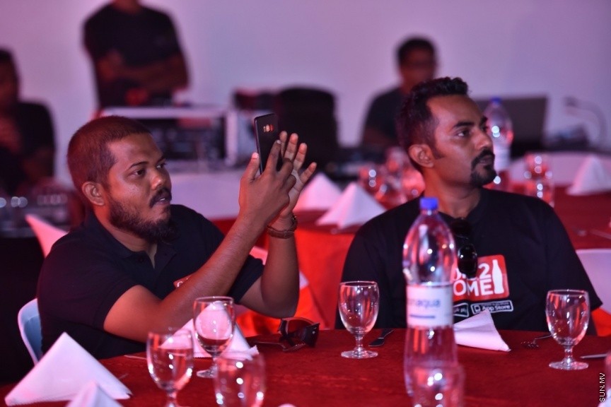 "ކޯކް ޓު ހޯމް" ގެ ނަމުގައި ކޮކާކޯލާ ކޮންޕެނީ އިން މުޅިން އައު އެޕްލިކޭޝަނެއް ތައާރަފް ކުރުމުގެ ގޮތުން ބޭއްވި ރަސްމިއްޔާތުގެ ތެރެއިން: އިފްތިތާހް ކުރެވިގެންދިޔަ އެޕްލިކޭޝަން ބޭނުންކޮށްގެން ކޮކާކޯލާ ކޮންޕެނީގެ ހުރިހާ އުފެއްދުންތަކެއް ބޭނުންވާ ތަނަކަށް އޯޑަރު ކުރުމުން 24 ގަޑީއިރުގެ ތެރޭގައި ޑެލިވަރީ ކޮށްދޭނެ----ސަން ފޮޓޯ 