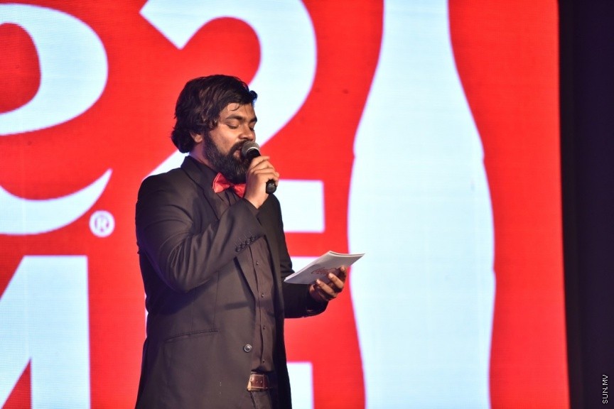 "ކޯކް ޓު ހޯމް" ގެ ނަމުގައި ކޮކާކޯލާ ކޮންޕެނީ އިން މުޅިން އައު އެޕްލިކޭޝަނެއް ތައާރަފް ކުރުމުގެ ގޮތުން ބޭއްވި ރަސްމިއްޔާތުގެ ތެރެއިން: އިފްތިތާހް ކުރެވިގެންދިޔަ އެޕްލިކޭޝަން ބޭނުންކޮށްގެން ކޮކާކޯލާ ކޮންޕެނީގެ ހުރިހާ އުފެއްދުންތަކެއް ބޭނުންވާ ތަނަކަށް އޯޑަރު ކުރުމުން 24 ގަޑީއިރުގެ ތެރޭގައި ޑެލިވަރީ ކޮށްދޭނެ----ސަން ފޮޓޯ 