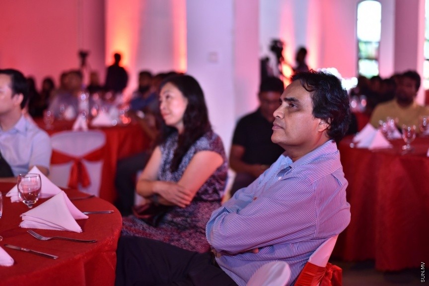 "ކޯކް ޓު ހޯމް" ގެ ނަމުގައި ކޮކާކޯލާ ކޮންޕެނީ އިން މުޅިން އައު އެޕްލިކޭޝަނެއް ތައާރަފް ކުރުމުގެ ގޮތުން ބޭއްވި ރަސްމިއްޔާތުގެ ތެރެއިން: އިފްތިތާހް ކުރެވިގެންދިޔަ އެޕްލިކޭޝަން ބޭނުންކޮށްގެން ކޮކާކޯލާ ކޮންޕެނީގެ ހުރިހާ އުފެއްދުންތަކެއް ބޭނުންވާ ތަނަކަށް އޯޑަރު ކުރުމުން 24 ގަޑީއިރުގެ ތެރޭގައި ޑެލިވަރީ ކޮށްދޭނެ----ސަން ފޮޓޯ 