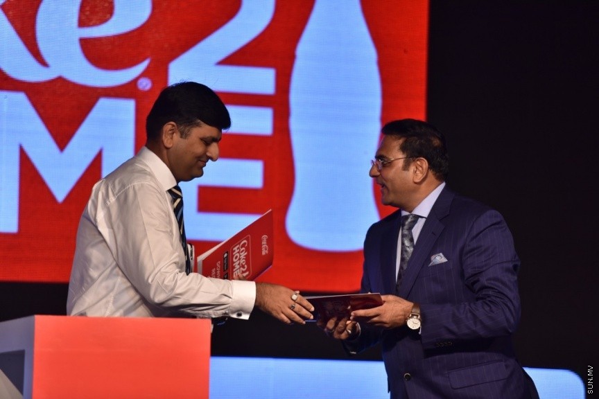 "ކޯކް ޓު ހޯމް" ގެ ނަމުގައި ކޮކާކޯލާ ކޮންޕެނީ އިން މުޅިން އައު އެޕްލިކޭޝަނެއް ތައާރަފް ކުރުމުގެ ގޮތުން ބޭއްވި ރަސްމިއްޔާތުގެ ތެރެއިން: އިފްތިތާހް ކުރެވިގެންދިޔަ އެޕްލިކޭޝަން ބޭނުންކޮށްގެން ކޮކާކޯލާ ކޮންޕެނީގެ ހުރިހާ އުފެއްދުންތަކެއް ބޭނުންވާ ތަނަކަށް އޯޑަރު ކުރުމުން 24 ގަޑީއިރުގެ ތެރޭގައި ޑެލިވަރީ ކޮށްދޭނެ----ސަން ފޮޓޯ 