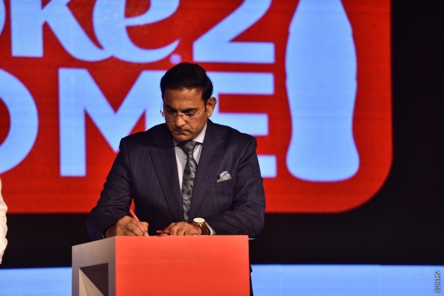 "ކޯކް ޓު ހޯމް" ގެ ނަމުގައި ކޮކާކޯލާ ކޮންޕެނީ އިން މުޅިން އައު އެޕްލިކޭޝަނެއް ތައާރަފް ކުރުމުގެ ގޮތުން ބޭއްވި ރަސްމިއްޔާތުގެ ތެރެއިން: އިފްތިތާހް ކުރެވިގެންދިޔަ އެޕްލިކޭޝަން ބޭނުންކޮށްގެން ކޮކާކޯލާ ކޮންޕެނީގެ ހުރިހާ އުފެއްދުންތަކެއް ބޭނުންވާ ތަނަކަށް އޯޑަރު ކުރުމުން 24 ގަޑީއިރުގެ ތެރޭގައި ޑެލިވަރީ ކޮށްދޭނެ----ސަން ފޮޓޯ 
