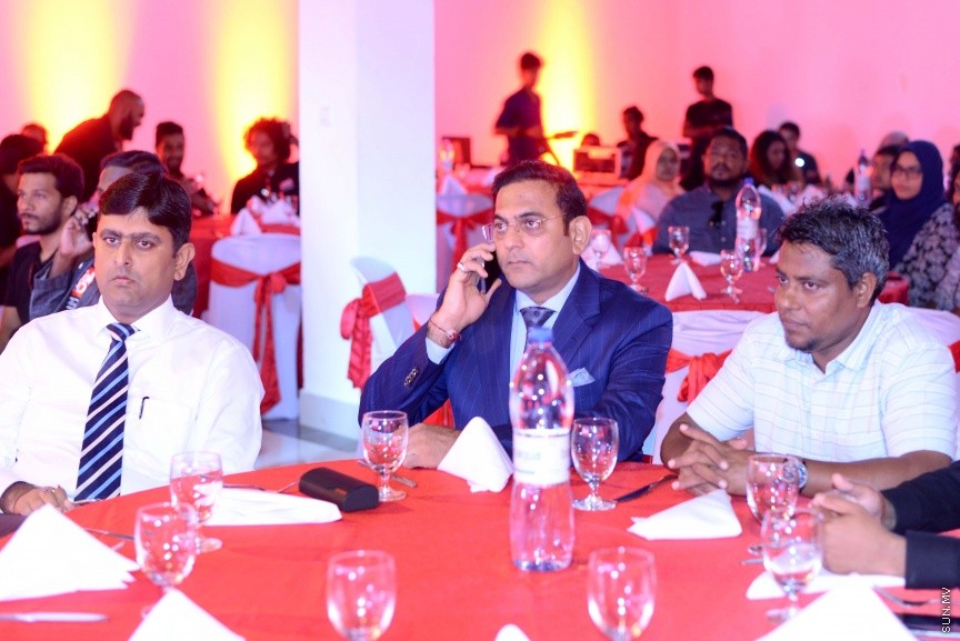 "ކޯކް ޓު ހޯމް" ގެ ނަމުގައި ކޮކާކޯލާ ކޮންޕެނީ އިން މުޅިން އައު އެޕްލިކޭޝަނެއް ތައާރަފް ކުރުމުގެ ގޮތުން ބޭއްވި ރަސްމިއްޔާތުގެ ތެރެއިން: އިފްތިތާހް ކުރެވިގެންދިޔަ އެޕްލިކޭޝަން ބޭނުންކޮށްގެން ކޮކާކޯލާ ކޮންޕެނީގެ ހުރިހާ އުފެއްދުންތަކެއް ބޭނުންވާ ތަނަކަށް އޯޑަރު ކުރުމުން 24 ގަޑީއިރުގެ ތެރޭގައި ޑެލިވަރީ ކޮށްދޭނެ----ސަން ފޮޓޯ 