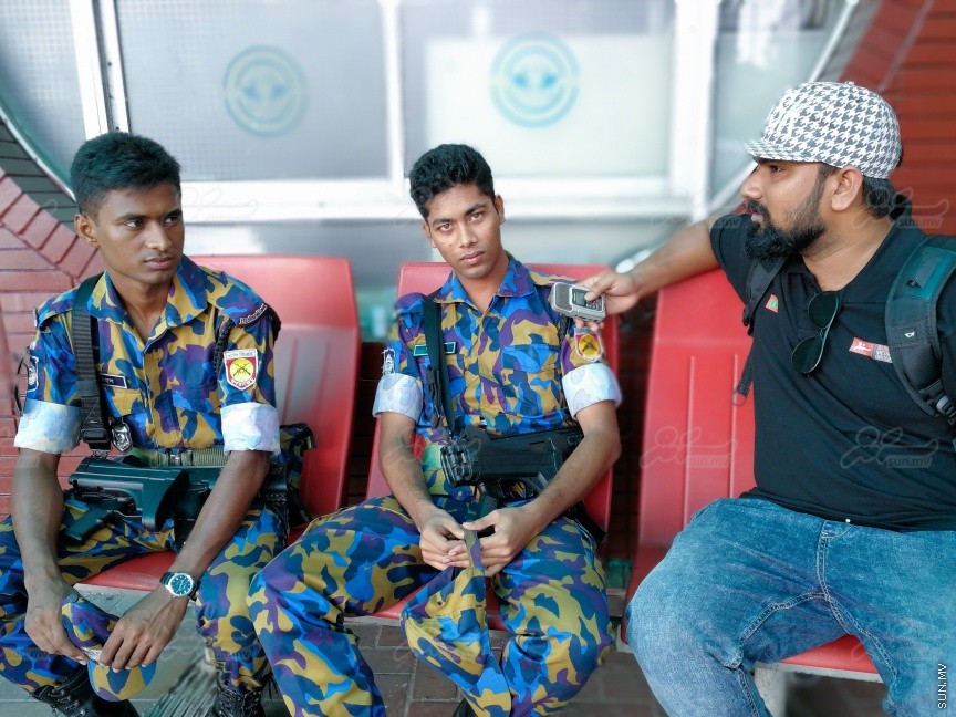 ބަނގްލަދޭޝް ދެ ފުލުހަކު ސަން އަށް އިންޓަވިއު ދެނީ---ސަން ފޮޓޯ/ ހުސެން ހަސަން 