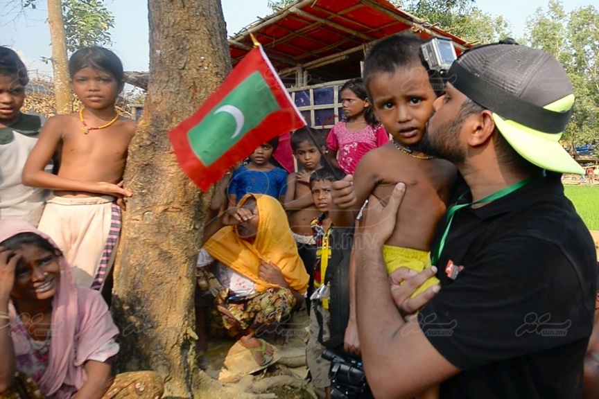 ދިދަ ހަދިޔާ ކުރުމަށްފަހު ސަންގެ ޑެޕިއުޓީ އެޑިޓަރު ޙުސައިން ޙަސަން އެ ކުއްޖާގެ ކޮލަށް ބޮސްދެނީ-- ސަން ފޮޓޯ/ މުހައްމަދު ސަމާހު
