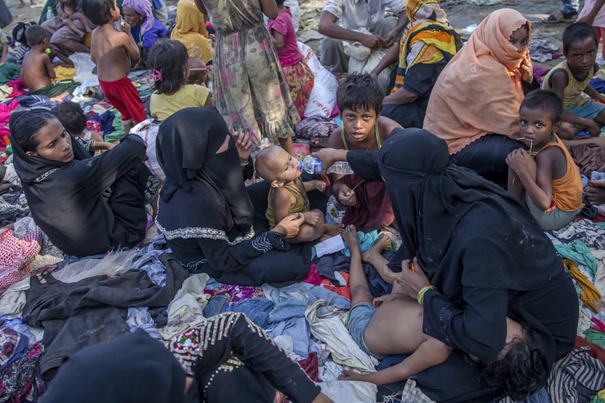 ބަނގުލަދޭޝްގެ ރެފިއުޖީ ކޭމްޕުތަކުގައި މިޔަންމާގެ ރޮހިންގާ މުސްލިމުން އުޅެމުންދަނީ ވަރަށް ހިތްދަތި ހާލެއްގައި --- ފޮޓޯ: އޭޕީ