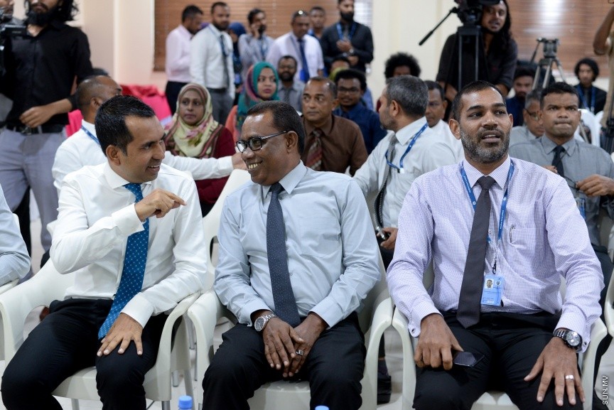  މާލެ އާއި ހދ. ކުޅުދުއްފުށި އަދި ލ އަތޮޅުގެ ގުޅިފައިވާ ރަށްތަކުގައި ބަހުގެ ހިދުމަތް ދިނުމަށް އެކޮނޮމިކް މިނިސްޓްރީގެ ފަރާތުން މޯލްޑިވްސް ޕޯޓްސް ލިމިޓެޑް (އެމްޕީއެލް)އާ ހަވާލުކުރުމުގެ ގޮތުން ބޭއްވި ރަސްމިއްޔާތުގެ ތެރެއެިން: އެމްޕީއެލް އޮފީހުގައި  ބޭއްވި ރަސްމިއްޔާތުގައި އިކޮނޮމިކް މިނިސްޓްރީގެ ފަރާތުން އެއްބަސްވުމުގައި ސޮއިކުރެއްވީ މިނިސްޓަރު މުހައްމަދު ސައީދު----ސަން ފޮޓޯ/ މުހައްމަދު އަފްރާހް