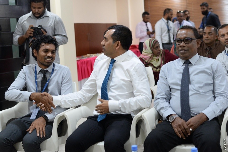  މާލެ އާއި ހދ. ކުޅުދުއްފުށި އަދި ލ އަތޮޅުގެ ގުޅިފައިވާ ރަށްތަކުގައި ބަހުގެ ހިދުމަތް ދިނުމަށް އެކޮނޮމިކް މިނިސްޓްރީގެ ފަރާތުން މޯލްޑިވްސް ޕޯޓްސް ލިމިޓެޑް (އެމްޕީއެލް)އާ ހަވާލުކުރުމުގެ ގޮތުން ބޭއްވި ރަސްމިއްޔާތުގެ ތެރެއެިން: އެމްޕީއެލް އޮފީހުގައި  ބޭއްވި ރަސްމިއްޔާތުގައި އިކޮނޮމިކް މިނިސްޓްރީގެ ފަރާތުން އެއްބަސްވުމުގައި ސޮއިކުރެއްވީ މިނިސްޓަރު މުހައްމަދު ސައީދު----ސަން ފޮޓޯ/ މުހައްމަދު އަފްރާހް