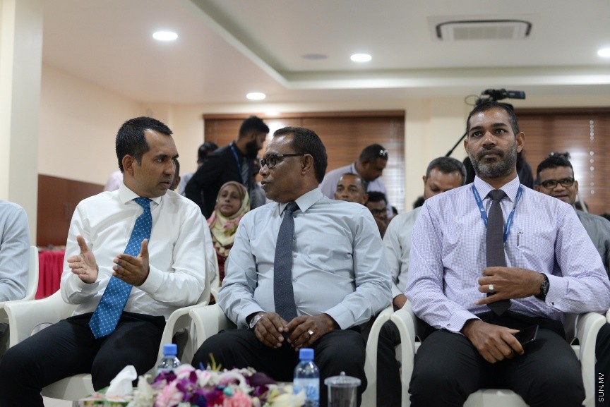  މާލެ އާއި ހދ. ކުޅުދުއްފުށި އަދި ލ އަތޮޅުގެ ގުޅިފައިވާ ރަށްތަކުގައި ބަހުގެ ހިދުމަތް ދިނުމަށް އެކޮނޮމިކް މިނިސްޓްރީގެ ފަރާތުން މޯލްޑިވްސް ޕޯޓްސް ލިމިޓެޑް (އެމްޕީއެލް)އާ ހަވާލުކުރުމުގެ ގޮތުން ބޭއްވި ރަސްމިއްޔާތުގެ ތެރެއެިން: އެމްޕީއެލް އޮފީހުގައި  ބޭއްވި ރަސްމިއްޔާތުގައި އިކޮނޮމިކް މިނިސްޓްރީގެ ފަރާތުން އެއްބަސްވުމުގައި ސޮއިކުރެއްވީ މިނިސްޓަރު މުހައްމަދު ސައީދު----ސަން ފޮޓޯ/ މުހައްމަދު އަފްރާހް