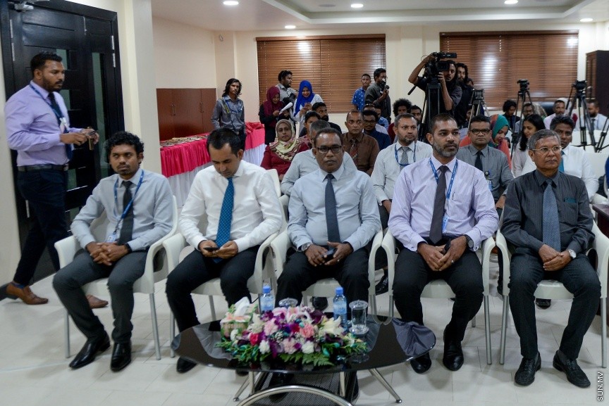  މާލެ އާއި ހދ. ކުޅުދުއްފުށި އަދި ލ އަތޮޅުގެ ގުޅިފައިވާ ރަށްތަކުގައި ބަހުގެ ހިދުމަތް ދިނުމަށް އެކޮނޮމިކް މިނިސްޓްރީގެ ފަރާތުން މޯލްޑިވްސް ޕޯޓްސް ލިމިޓެޑް (އެމްޕީއެލް)އާ ހަވާލުކުރުމުގެ ގޮތުން ބޭއްވި ރަސްމިއްޔާތުގެ ތެރެއެިން: އެމްޕީއެލް އޮފީހުގައި  ބޭއްވި ރަސްމިއްޔާތުގައި އިކޮނޮމިކް މިނިސްޓްރީގެ ފަރާތުން އެއްބަސްވުމުގައި ސޮއިކުރެއްވީ މިނިސްޓަރު މުހައްމަދު ސައީދު----ސަން ފޮޓޯ/ މުހައްމަދު އަފްރާހް