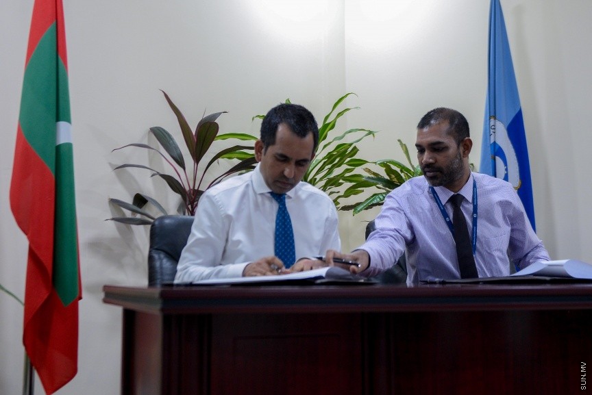  މާލެ އާއި ހދ. ކުޅުދުއްފުށި އަދި ލ އަތޮޅުގެ ގުޅިފައިވާ ރަށްތަކުގައި ބަހުގެ ހިދުމަތް ދިނުމަށް އެކޮނޮމިކް މިނިސްޓްރީގެ ފަރާތުން މޯލްޑިވްސް ޕޯޓްސް ލިމިޓެޑް (އެމްޕީއެލް)އާ ހަވާލުކުރުމުގެ ގޮތުން ބޭއްވި ރަސްމިއްޔާތުގެ ތެރެއެިން: އެމްޕީއެލް އޮފީހުގައި  ބޭއްވި ރަސްމިއްޔާތުގައި އިކޮނޮމިކް މިނިސްޓްރީގެ ފަރާތުން އެއްބަސްވުމުގައި ސޮއިކުރެއްވީ މިނިސްޓަރު މުހައްމަދު ސައީދު----ސަން ފޮޓޯ/ މުހައްމަދު އަފްރާހް