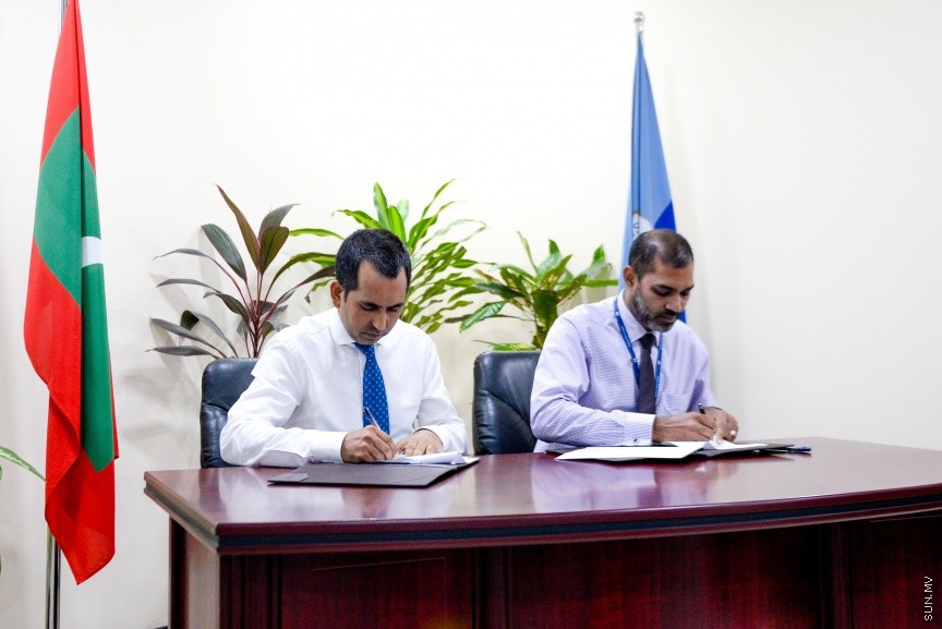  މާލެ އާއި ހދ. ކުޅުދުއްފުށި އަދި ލ އަތޮޅުގެ ގުޅިފައިވާ ރަށްތަކުގައި ބަހުގެ ހިދުމަތް ދިނުމަށް އެކޮނޮމިކް މިނިސްޓްރީގެ ފަރާތުން މޯލްޑިވްސް ޕޯޓްސް ލިމިޓެޑް (އެމްޕީއެލް)އާ ހަވާލުކުރުމުގެ ގޮތުން ބޭއްވި ރަސްމިއްޔާތުގެ ތެރެއެިން: އެމްޕީއެލް އޮފީހުގައި  ބޭއްވި ރަސްމިއްޔާތުގައި އިކޮނޮމިކް މިނިސްޓްރީގެ ފަރާތުން އެއްބަސްވުމުގައި ސޮއިކުރެއްވީ މިނިސްޓަރު މުހައްމަދު ސައީދު----ސަން ފޮޓޯ/ މުހައްމަދު އަފްރާހް