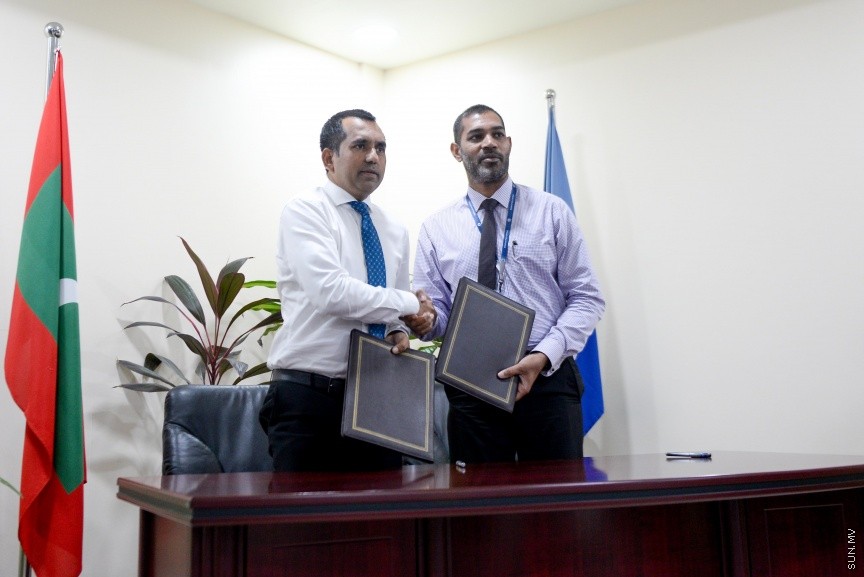  މާލެ އާއި ހދ. ކުޅުދުއްފުށި އަދި ލ އަތޮޅުގެ ގުޅިފައިވާ ރަށްތަކުގައި ބަހުގެ ހިދުމަތް ދިނުމަށް އެކޮނޮމިކް މިނިސްޓްރީގެ ފަރާތުން މޯލްޑިވްސް ޕޯޓްސް ލިމިޓެޑް (އެމްޕީއެލް)އާ ހަވާލުކުރުމުގެ ގޮތުން ބޭއްވި ރަސްމިއްޔާތުގެ ތެރެއެިން: އެމްޕީއެލް އޮފީހުގައި  ބޭއްވި ރަސްމިއްޔާތުގައި އިކޮނޮމިކް މިނިސްޓްރީގެ ފަރާތުން އެއްބަސްވުމުގައި ސޮއިކުރެއްވީ މިނިސްޓަރު މުހައްމަދު ސައީދު----ސަން ފޮޓޯ/ މުހައްމަދު އަފްރާހް