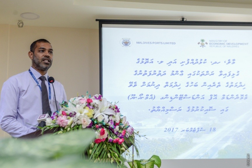  މާލެ އާއި ހދ. ކުޅުދުއްފުށި އަދި ލ އަތޮޅުގެ ގުޅިފައިވާ ރަށްތަކުގައި ބަހުގެ ހިދުމަތް ދިނުމަށް އެކޮނޮމިކް މިނިސްޓްރީގެ ފަރާތުން މޯލްޑިވްސް ޕޯޓްސް ލިމިޓެޑް (އެމްޕީއެލް)އާ ހަވާލުކުރުމުގެ ގޮތުން ބޭއްވި ރަސްމިއްޔާތުގެ ތެރެއެިން: އެމްޕީއެލް އޮފީހުގައި  ބޭއްވި ރަސްމިއްޔާތުގައި އިކޮނޮމިކް މިނިސްޓްރީގެ ފަރާތުން އެއްބަސްވުމުގައި ސޮއިކުރެއްވީ މިނިސްޓަރު މުހައްމަދު ސައީދު----ސަން ފޮޓޯ/ މުހައްމަދު އަފްރާހް