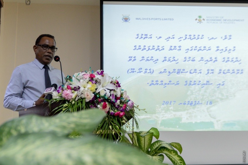  މާލެ އާއި ހދ. ކުޅުދުއްފުށި އަދި ލ އަތޮޅުގެ ގުޅިފައިވާ ރަށްތަކުގައި ބަހުގެ ހިދުމަތް ދިނުމަށް އެކޮނޮމިކް މިނިސްޓްރީގެ ފަރާތުން މޯލްޑިވްސް ޕޯޓްސް ލިމިޓެޑް (އެމްޕީއެލް)އާ ހަވާލުކުރުމުގެ ގޮތުން ބޭއްވި ރަސްމިއްޔާތުގެ ތެރެއެިން: އެމްޕީއެލް އޮފީހުގައި  ބޭއްވި ރަސްމިއްޔާތުގައި އިކޮނޮމިކް މިނިސްޓްރީގެ ފަރާތުން އެއްބަސްވުމުގައި ސޮއިކުރެއްވީ މިނިސްޓަރު މުހައްމަދު ސައީދު----ސަން ފޮޓޯ/ މުހައްމަދު އަފްރާހް