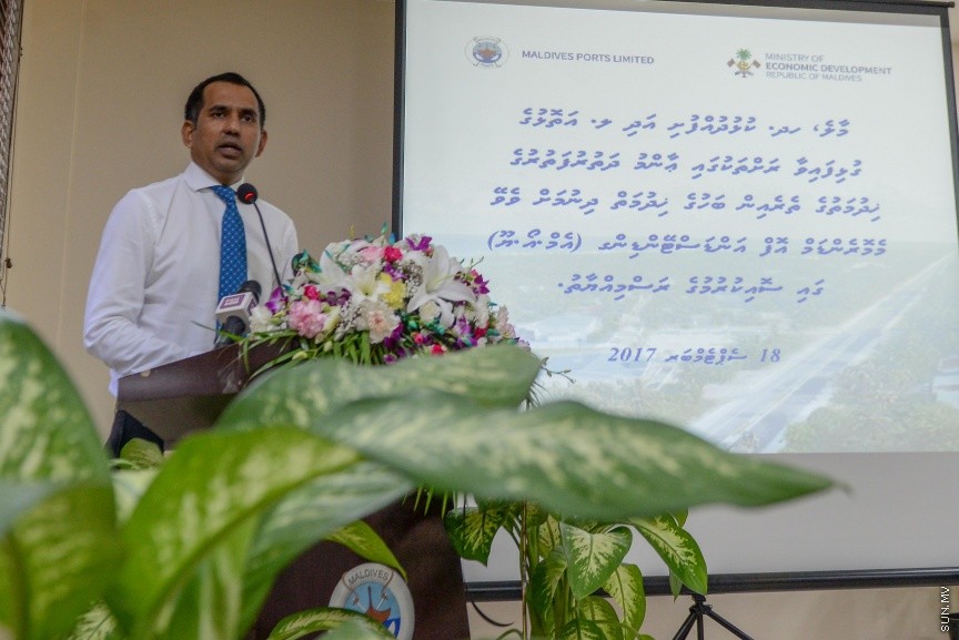  މާލެ އާއި ހދ. ކުޅުދުއްފުށި އަދި ލ އަތޮޅުގެ ގުޅިފައިވާ ރަށްތަކުގައި ބަހުގެ ހިދުމަތް ދިނުމަށް އެކޮނޮމިކް މިނިސްޓްރީގެ ފަރާތުން މޯލްޑިވްސް ޕޯޓްސް ލިމިޓެޑް (އެމްޕީއެލް)އާ ހަވާލުކުރުމުގެ ގޮތުން ބޭއްވި ރަސްމިއްޔާތުގެ ތެރެއެިން: އެމްޕީއެލް އޮފީހުގައި  ބޭއްވި ރަސްމިއްޔާތުގައި އިކޮނޮމިކް މިނިސްޓްރީގެ ފަރާތުން އެއްބަސްވުމުގައި ސޮއިކުރެއްވީ މިނިސްޓަރު މުހައްމަދު ސައީދު----ސަން ފޮޓޯ/ މުހައްމަދު އަފްރާހް