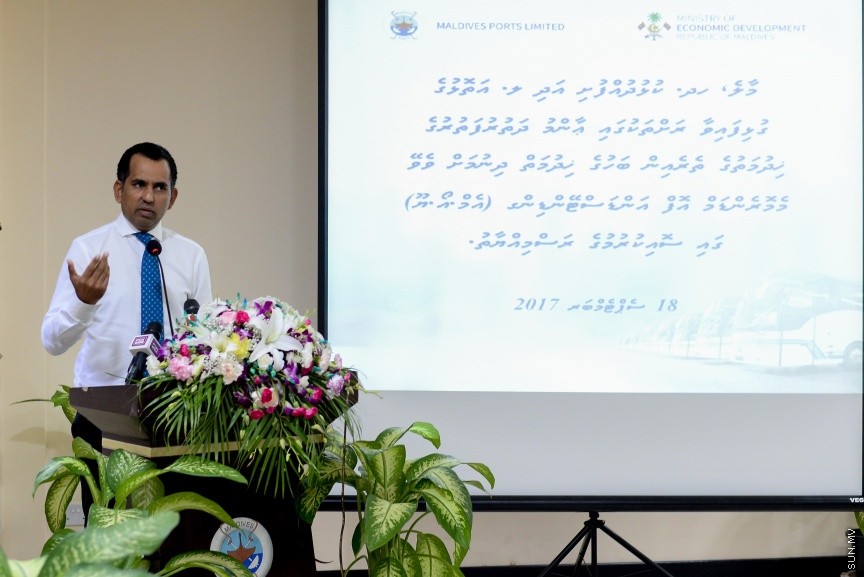  މާލެ އާއި ހދ. ކުޅުދުއްފުށި އަދި ލ އަތޮޅުގެ ގުޅިފައިވާ ރަށްތަކުގައި ބަހުގެ ހިދުމަތް ދިނުމަށް އެކޮނޮމިކް މިނިސްޓްރީގެ ފަރާތުން މޯލްޑިވްސް ޕޯޓްސް ލިމިޓެޑް (އެމްޕީއެލް)އާ ހަވާލުކުރުމުގެ ގޮތުން ބޭއްވި ރަސްމިއްޔާތުގެ ތެރެއެިން: އެމްޕީއެލް އޮފީހުގައި  ބޭއްވި ރަސްމިއްޔާތުގައި އިކޮނޮމިކް މިނިސްޓްރީގެ ފަރާތުން އެއްބަސްވުމުގައި ސޮއިކުރެއްވީ މިނިސްޓަރު މުހައްމަދު ސައީދު----ސަން ފޮޓޯ/ މުހައްމަދު އަފްރާހް