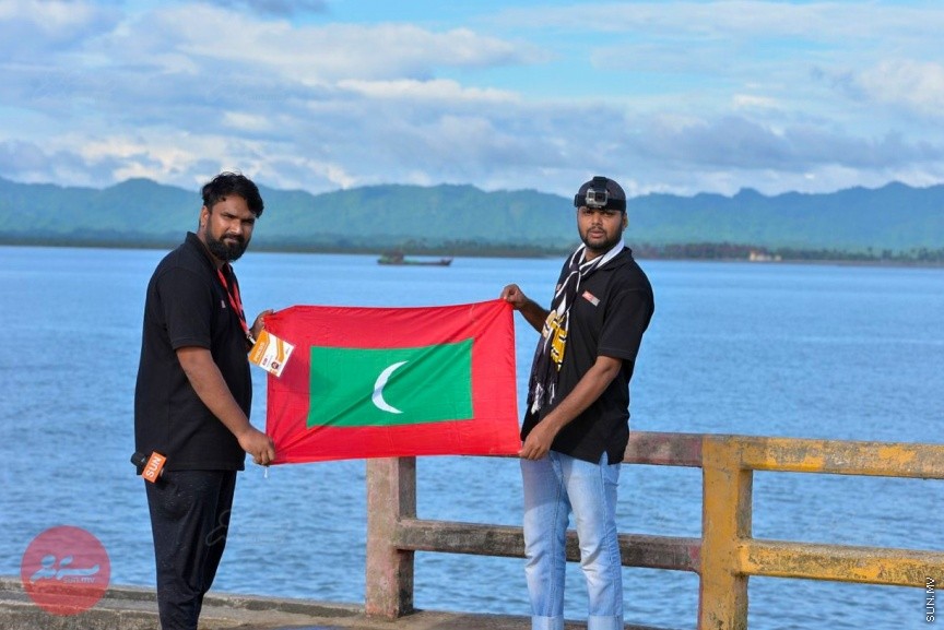 ބަންގާޅު ސަރަހައްދުގެ އެންމެ ދުރަށް މިޔަންމާ ބޯޑަރާއި ކައިރީގައި އޮންނަ މަސްވެރި ސަރަހައްދެއް ކަމަށްވާ ޝަދިއްޕަރު ސަރަހައްދުގައި ސަންގެ ދެ ނޫސްވެރިން ދިވެހި ދިދަ އާއެކު ފޮޓޯ އެއްނަގަނީ---ސަން ފޮޓޯ