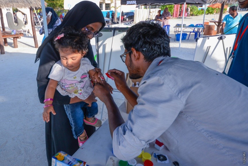 އޯޒޯން ފެސްޓިވަލް 2017: އޯޒޯން ދުވަސް ފާހަގަ ކުރުމުގުގެ ގޮތުން ރަސްފަންނުގައި ކުރިޔައްގެންދިޔަ ކުޑަކުދިންގެ ހަވީރުގެ ތެރެއިން---ސަން ފޮޓޯ/ މުހައްމަދު އަފްރާހް 