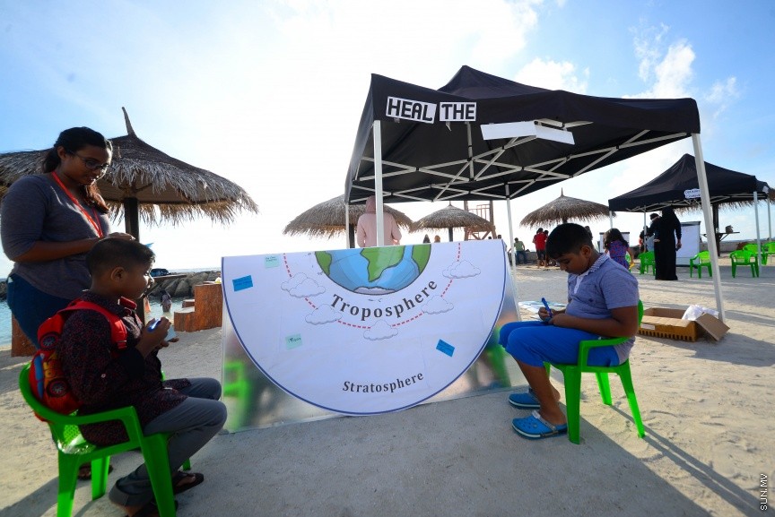 އޯޒޯން ފެސްޓިވަލް 2017: އޯޒޯން ދުވަސް ފާހަގަ ކުރުމުގުގެ ގޮތުން ރަސްފަންނުގައި ކުރިޔައްގެންދިޔަ ކުޑަކުދިންގެ ހަވީރުގެ ތެރެއިން---ސަން ފޮޓޯ/ މުހައްމަދު އަފްރާހް 