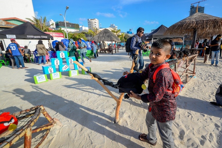 އޯޒޯން ފެސްޓިވަލް 2017: އޯޒޯން ދުވަސް ފާހަގަ ކުރުމުގުގެ ގޮތުން ރަސްފަންނުގައި ކުރިޔައްގެންދިޔަ ކުޑަކުދިންގެ ހަވީރުގެ ތެރެއިން---ސަން ފޮޓޯ/ މުހައްމަދު އަފްރާހް 