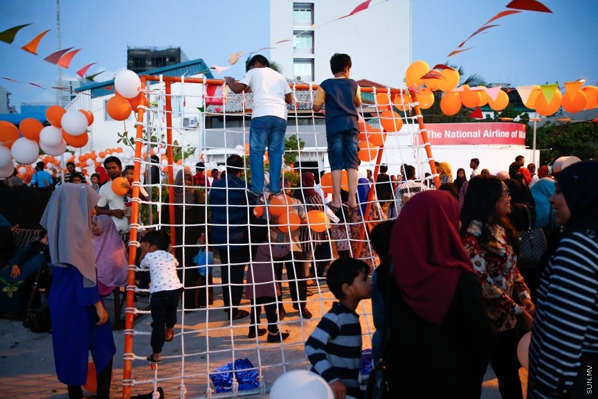އެމްއާރްޑީސީގެ ހަތް ވަނަ އަހަރީ ދުވަސް ފާހަގަކުރުމަށް އެ ކުންފުނިން ރަސްފަންނުގައި ބޭއްވި ކުޑަކުދިންގެ ހަވީރު "ކިޑްސް ފިއެސްޓާ 2017" ގެ ތެރެއިން --- ސަން ފޮޓޯ/ މުހައްމަދު އަފްރާހް