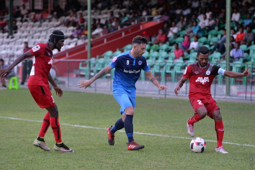 އުރީދޫ ދިވެހި ޕްރިމިއާ ލީގުގައި ނިއު ރޭޑިއަންޓާއި ތިނަދޫ ބައްދަލު ކުރި މެޗުގެ ތެރެއިން:  1-2 ގެ ނަތީޖާއަކުން މެޗު ކާމިޔާބު ކުރީ ނިއުރޭޑިއަންޓު-- ސަން ފޮޓޯ/ މުހައްމަދު އަފްރާހް