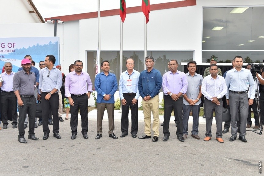 ޖެޓުތައް ޖެއްސޭ ގޮތަށް ގއ. ކޫއްޑޫ އެއާޕޯޓުގެ ރަންވޭ ބޮޑުކޮށް، އިތުރު ހިދުމަތްތައް ދެވޭ ގޮތަށް ތަރައްގީކޮށް، ރަސްމީކޮން އެ އެއާޕޯޓް ހުޅުވުމަށް ބޭއްވި ރަސްމިއްޔާތުގެ ތެރެއިން: ކޫއްޑޫ އެއާޕޯޓު މޯލްޑިވްސްގެ ނަމުގައި އެ އެއާޕޯޓް ހުޅުވައި ދެއްވީ ރައީސުލްޖުމްހޫރިއްޔާ އަބްދުﷲ ޔާމިން އަބްދުލް ގައްޔޫމް----ފޮޓޯ/ ރައީސް އޮފީސް