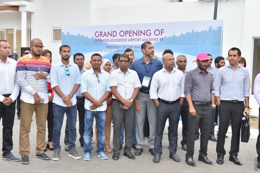 ޖެޓުތައް ޖެއްސޭ ގޮތަށް ގއ. ކޫއްޑޫ އެއާޕޯޓުގެ ރަންވޭ ބޮޑުކޮށް، އިތުރު ހިދުމަތްތައް ދެވޭ ގޮތަށް ތަރައްގީކޮށް، ރަސްމީކޮން އެ އެއާޕޯޓް ހުޅުވުމަށް ބޭއްވި ރަސްމިއްޔާތުގެ ތެރެއިން: ކޫއްޑޫ އެއާޕޯޓު މޯލްޑިވްސްގެ ނަމުގައި އެ އެއާޕޯޓް ހުޅުވައި ދެއްވީ ރައީސުލްޖުމްހޫރިއްޔާ އަބްދުﷲ ޔާމިން އަބްދުލް ގައްޔޫމް----ފޮޓޯ/ ރައީސް އޮފީސް