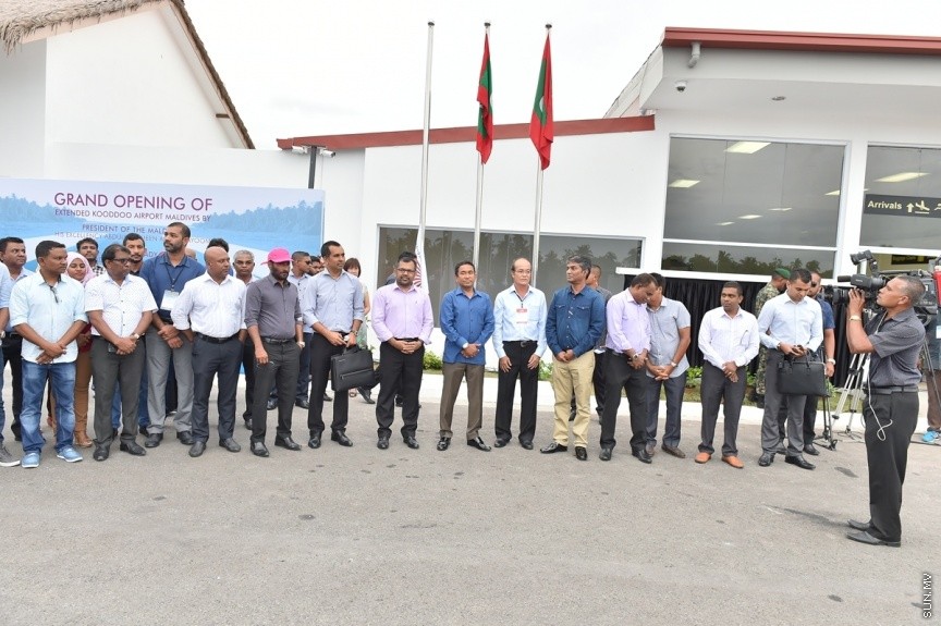 ޖެޓުތައް ޖެއްސޭ ގޮތަށް ގއ. ކޫއްޑޫ އެއާޕޯޓުގެ ރަންވޭ ބޮޑުކޮށް، އިތުރު ހިދުމަތްތައް ދެވޭ ގޮތަށް ތަރައްގީކޮށް، ރަސްމީކޮން އެ އެއާޕޯޓް ހުޅުވުމަށް ބޭއްވި ރަސްމިއްޔާތުގެ ތެރެއިން: ކޫއްޑޫ އެއާޕޯޓު މޯލްޑިވްސްގެ ނަމުގައި އެ އެއާޕޯޓް ހުޅުވައި ދެއްވީ ރައީސުލްޖުމްހޫރިއްޔާ އަބްދުﷲ ޔާމިން އަބްދުލް ގައްޔޫމް----ފޮޓޯ/ ރައީސް އޮފީސް