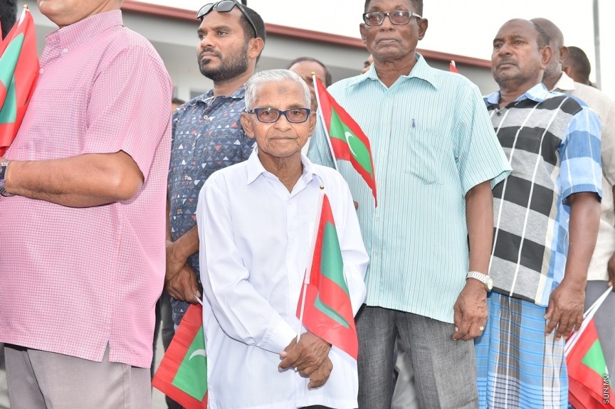 ޖެޓުތައް ޖެއްސޭ ގޮތަށް ގއ. ކޫއްޑޫ އެއާޕޯޓުގެ ރަންވޭ ބޮޑުކޮށް، އިތުރު ހިދުމަތްތައް ދެވޭ ގޮތަށް ތަރައްގީކޮށް، ރަސްމީކޮން އެ އެއާޕޯޓް ހުޅުވުމަށް ބޭއްވި ރަސްމިއްޔާތުގެ ތެރެއިން: ކޫއްޑޫ އެއާޕޯޓު މޯލްޑިވްސްގެ ނަމުގައި އެ އެއާޕޯޓް ހުޅުވައި ދެއްވީ ރައީސުލްޖުމްހޫރިއްޔާ އަބްދުﷲ ޔާމިން އަބްދުލް ގައްޔޫމް----ފޮޓޯ/ ރައީސް އޮފީސް