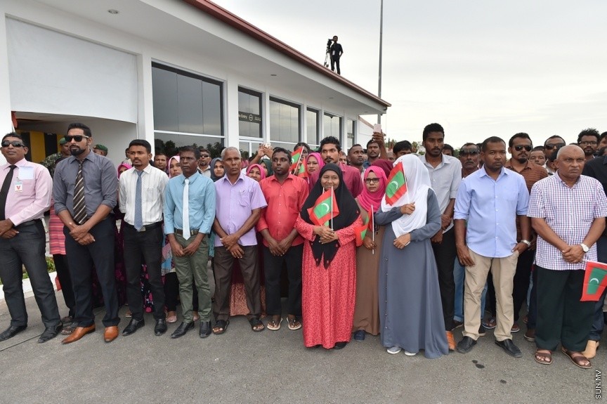 ޖެޓުތައް ޖެއްސޭ ގޮތަށް ގއ. ކޫއްޑޫ އެއާޕޯޓުގެ ރަންވޭ ބޮޑުކޮށް، އިތުރު ހިދުމަތްތައް ދެވޭ ގޮތަށް ތަރައްގީކޮށް، ރަސްމީކޮން އެ އެއާޕޯޓް ހުޅުވުމަށް ބޭއްވި ރަސްމިއްޔާތުގެ ތެރެއިން: ކޫއްޑޫ އެއާޕޯޓު މޯލްޑިވްސްގެ ނަމުގައި އެ އެއާޕޯޓް ހުޅުވައި ދެއްވީ ރައީސުލްޖުމްހޫރިއްޔާ އަބްދުﷲ ޔާމިން އަބްދުލް ގައްޔޫމް----ފޮޓޯ/ ރައީސް އޮފީސް