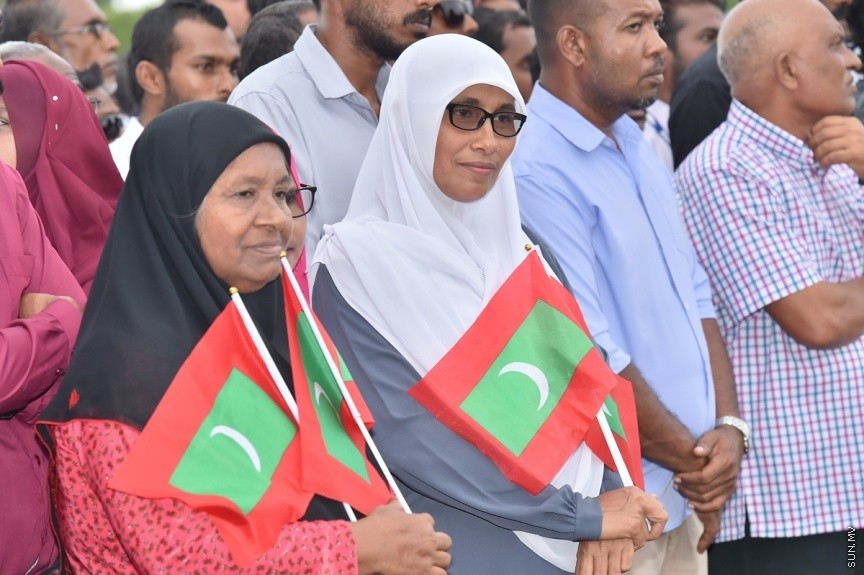 ޖެޓުތައް ޖެއްސޭ ގޮތަށް ގއ. ކޫއްޑޫ އެއާޕޯޓުގެ ރަންވޭ ބޮޑުކޮށް، އިތުރު ހިދުމަތްތައް ދެވޭ ގޮތަށް ތަރައްގީކޮށް، ރަސްމީކޮން އެ އެއާޕޯޓް ހުޅުވުމަށް ބޭއްވި ރަސްމިއްޔާތުގެ ތެރެއިން: ކޫއްޑޫ އެއާޕޯޓު މޯލްޑިވްސްގެ ނަމުގައި އެ އެއާޕޯޓް ހުޅުވައި ދެއްވީ ރައީސުލްޖުމްހޫރިއްޔާ އަބްދުﷲ ޔާމިން އަބްދުލް ގައްޔޫމް----ފޮޓޯ/ ރައީސް އޮފީސް