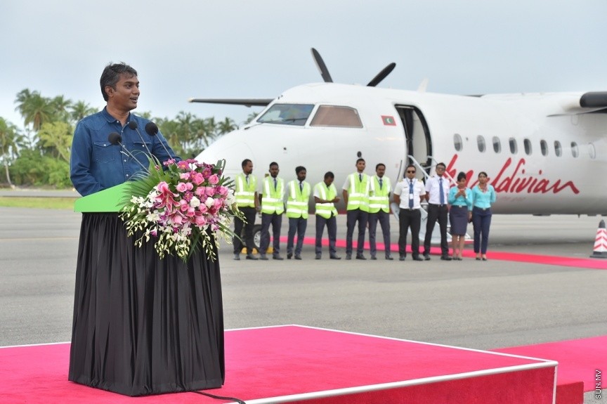 ޖެޓުތައް ޖެއްސޭ ގޮތަށް ގއ. ކޫއްޑޫ އެއާޕޯޓުގެ ރަންވޭ ބޮޑުކޮށް، އިތުރު ހިދުމަތްތައް ދެވޭ ގޮތަށް ތަރައްގީކޮށް، ރަސްމީކޮން އެ އެއާޕޯޓް ހުޅުވުމަށް ބޭއްވި ރަސްމިއްޔާތުގެ ތެރެއިން: ކޫއްޑޫ އެއާޕޯޓު މޯލްޑިވްސްގެ ނަމުގައި އެ އެއާޕޯޓް ހުޅުވައި ދެއްވީ ރައީސުލްޖުމްހޫރިއްޔާ އަބްދުﷲ ޔާމިން އަބްދުލް ގައްޔޫމް----ފޮޓޯ/ ރައީސް އޮފީސް