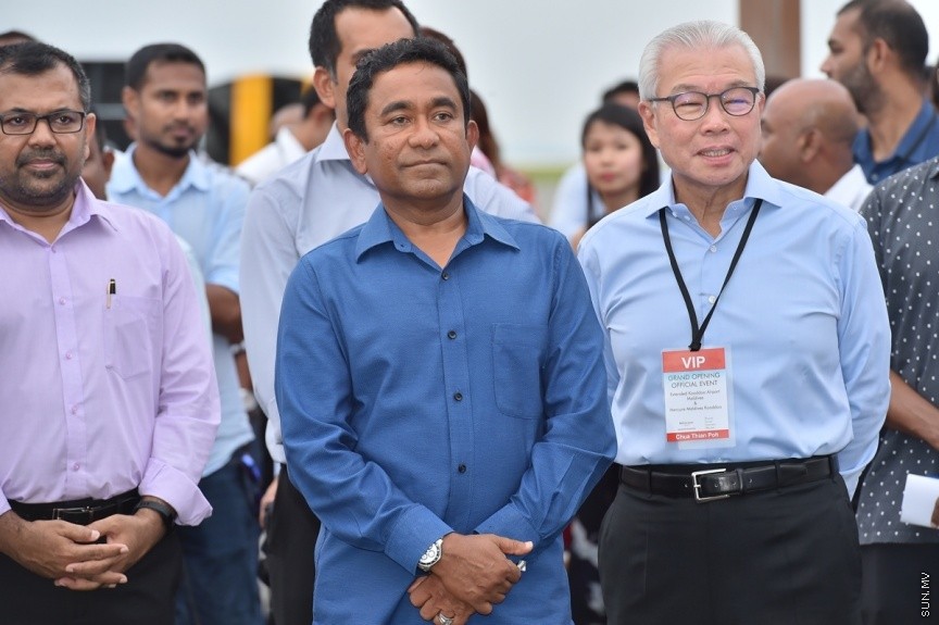 ޖެޓުތައް ޖެއްސޭ ގޮތަށް ގއ. ކޫއްޑޫ އެއާޕޯޓުގެ ރަންވޭ ބޮޑުކޮށް، އިތުރު ހިދުމަތްތައް ދެވޭ ގޮތަށް ތަރައްގީކޮށް، ރަސްމީކޮން އެ އެއާޕޯޓް ހުޅުވުމަށް ބޭއްވި ރަސްމިއްޔާތުގެ ތެރެއިން: ކޫއްޑޫ އެއާޕޯޓު މޯލްޑިވްސްގެ ނަމުގައި އެ އެއާޕޯޓް ހުޅުވައި ދެއްވީ ރައީސުލްޖުމްހޫރިއްޔާ އަބްދުﷲ ޔާމިން އަބްދުލް ގައްޔޫމް----ފޮޓޯ/ ރައީސް އޮފީސް