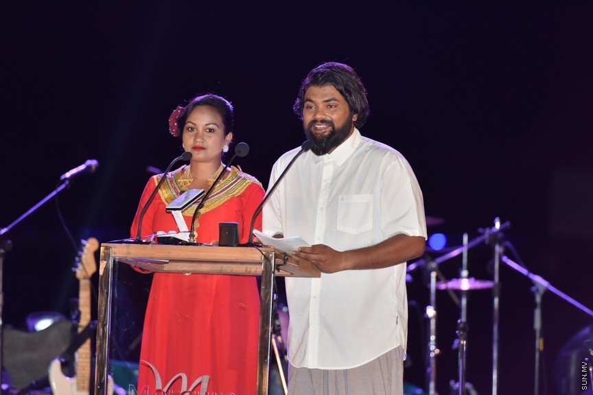  25 ސެޕްޓެމްބަރ 2017: މާކިއޯ މޯލްޑިވްސް ކޫއްޑޫ ރިސޯޓް ހުޅުވުމަށް މިރޭ ބޭއްވި ރަސްމިއްޔާތުގެ ތެރެއިން: ސިޓީ ހޮޓަލަކާއެކު އެ ރިސޯޓު ހުޅުވައި ދެއްވީ ރައީސް އަބްދުﷲ ޔާމީން އަބްދުލްގައްޔޫމެވެ. ކޫއްޑޫ ރިސޯޓު ހުޅުވުމަށް މިރޭ ބޭއްވި ކުލަގަދަ ރަސްމިއްޔާތުގައި ރިސޯޓުގެ ފަރާތުން ރައީސް ޔާމީނަށް ވަނީ ހަނދާނީ ފިލައެއް ވެސް އަރުވާފަ---ފޮޓޯ/ ރައީސް އޮފީސް