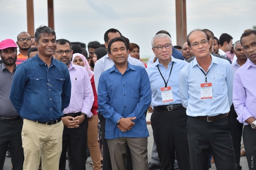 ޖެޓުތައް ޖެއްސޭ ގޮތަށް ގއ. ކޫއްޑޫ އެއާޕޯޓުގެ ރަންވޭ ބޮޑުކޮށް، އިތުރު ހިދުމަތްތައް ދެވޭ ގޮތަށް ތަރައްގީކޮށް، ރަސްމީކޮން އެ އެއާޕޯޓް ހުޅުވުމަށް ބޭއްވި ރަސްމިއްޔާތުގެ ތެރެއިން: ކޫއްޑޫ އެއާޕޯޓު މޯލްޑިވްސްގެ ނަމުގައި އެ އެއާޕޯޓް ހުޅުވައި ދެއްވީ ރައީސުލްޖުމްހޫރިއްޔާ އަބްދުﷲ ޔާމިން އަބްދުލް ގައްޔޫމް----ފޮޓޯ/ ރައީސް އޮފީސް