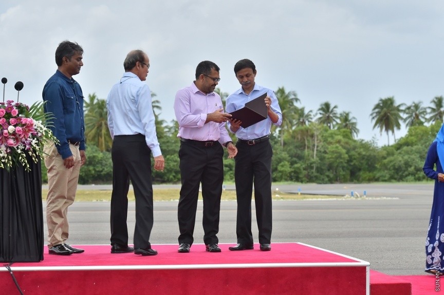ޖެޓުތައް ޖެއްސޭ ގޮތަށް ގއ. ކޫއްޑޫ އެއާޕޯޓުގެ ރަންވޭ ބޮޑުކޮށް، އިތުރު ހިދުމަތްތައް ދެވޭ ގޮތަށް ތަރައްގީކޮށް، ރަސްމީކޮން އެ އެއާޕޯޓް ހުޅުވުމަށް ބޭއްވި ރަސްމިއްޔާތުގެ ތެރެއިން: ކޫއްޑޫ އެއާޕޯޓު މޯލްޑިވްސްގެ ނަމުގައި އެ އެއާޕޯޓް ހުޅުވައި ދެއްވީ ރައީސުލްޖުމްހޫރިއްޔާ އަބްދުﷲ ޔާމިން އަބްދުލް ގައްޔޫމް----ފޮޓޯ/ ރައީސް އޮފީސް