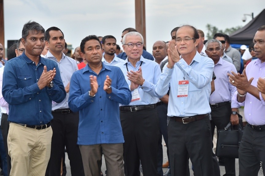 ޖެޓުތައް ޖެއްސޭ ގޮތަށް ގއ. ކޫއްޑޫ އެއާޕޯޓުގެ ރަންވޭ ބޮޑުކޮށް، އިތުރު ހިދުމަތްތައް ދެވޭ ގޮތަށް ތަރައްގީކޮށް، ރަސްމީކޮން އެ އެއާޕޯޓް ހުޅުވުމަށް ބޭއްވި ރަސްމިއްޔާތުގެ ތެރެއިން: ކޫއްޑޫ އެއާޕޯޓު މޯލްޑިވްސްގެ ނަމުގައި އެ އެއާޕޯޓް ހުޅުވައި ދެއްވީ ރައީސުލްޖުމްހޫރިއްޔާ އަބްދުﷲ ޔާމިން އަބްދުލް ގައްޔޫމް----ފޮޓޯ/ ރައީސް އޮފީސް