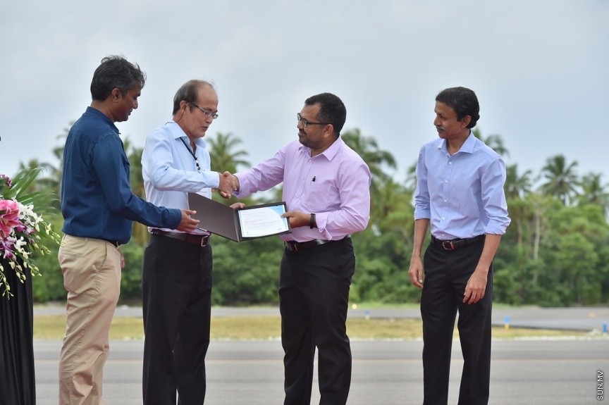 ޖެޓުތައް ޖެއްސޭ ގޮތަށް ގއ. ކޫއްޑޫ އެއާޕޯޓުގެ ރަންވޭ ބޮޑުކޮށް، އިތުރު ހިދުމަތްތައް ދެވޭ ގޮތަށް ތަރައްގީކޮށް، ރަސްމީކޮން އެ އެއާޕޯޓް ހުޅުވުމަށް ބޭއްވި ރަސްމިއްޔާތުގެ ތެރެއިން: ކޫއްޑޫ އެއާޕޯޓު މޯލްޑިވްސްގެ ނަމުގައި އެ އެއާޕޯޓް ހުޅުވައި ދެއްވީ ރައީސުލްޖުމްހޫރިއްޔާ އަބްދުﷲ ޔާމިން އަބްދުލް ގައްޔޫމް----ފޮޓޯ/ ރައީސް އޮފީސް