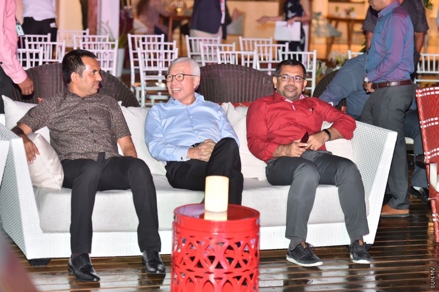  25 ސެޕްޓެމްބަރ 2017: މާކިއޯ މޯލްޑިވްސް ކޫއްޑޫ ރިސޯޓް ހުޅުވުމަށް މިރޭ ބޭއްވި ރަސްމިއްޔާތުގެ ތެރެއިން: ސިޓީ ހޮޓަލަކާއެކު އެ ރިސޯޓު ހުޅުވައި ދެއްވީ ރައީސް އަބްދުﷲ ޔާމީން އަބްދުލްގައްޔޫމެވެ. ކޫއްޑޫ ރިސޯޓު ހުޅުވުމަށް މިރޭ ބޭއްވި ކުލަގަދަ ރަސްމިއްޔާތުގައި ރިސޯޓުގެ ފަރާތުން ރައީސް ޔާމީނަށް ވަނީ ހަނދާނީ ފިލައެއް ވެސް އަރުވާފަ---ފޮޓޯ/ ރައީސް އޮފީސް