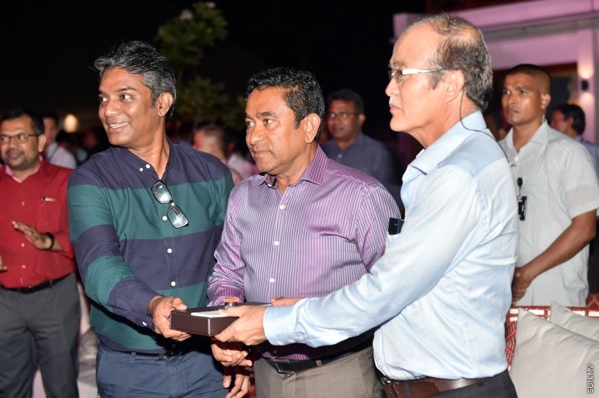  25 ސެޕްޓެމްބަރ 2017: މާކިއޯ މޯލްޑިވްސް ކޫއްޑޫ ރިސޯޓް ހުޅުވުމަށް މިރޭ ބޭއްވި ރަސްމިއްޔާތުގެ ތެރެއިން: ސިޓީ ހޮޓަލަކާއެކު އެ ރިސޯޓު ހުޅުވައި ދެއްވީ ރައީސް އަބްދުﷲ ޔާމީން އަބްދުލްގައްޔޫމެވެ. ކޫއްޑޫ ރިސޯޓު ހުޅުވުމަށް މިރޭ ބޭއްވި ކުލަގަދަ ރަސްމިއްޔާތުގައި ރިސޯޓުގެ ފަރާތުން ރައީސް ޔާމީނަށް ވަނީ ހަނދާނީ ފިލައެއް ވެސް އަރުވާފަ---ފޮޓޯ/ ރައީސް އޮފީސް