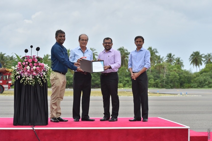 ޖެޓުތައް ޖެއްސޭ ގޮތަށް ގއ. ކޫއްޑޫ އެއާޕޯޓުގެ ރަންވޭ ބޮޑުކޮށް، އިތުރު ހިދުމަތްތައް ދެވޭ ގޮތަށް ތަރައްގީކޮށް، ރަސްމީކޮން އެ އެއާޕޯޓް ހުޅުވުމަށް ބޭއްވި ރަސްމިއްޔާތުގެ ތެރެއިން: ކޫއްޑޫ އެއާޕޯޓު މޯލްޑިވްސްގެ ނަމުގައި އެ އެއާޕޯޓް ހުޅުވައި ދެއްވީ ރައީސުލްޖުމްހޫރިއްޔާ އަބްދުﷲ ޔާމިން އަބްދުލް ގައްޔޫމް----ފޮޓޯ/ ރައީސް އޮފީސް
