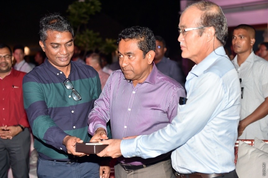  25 ސެޕްޓެމްބަރ 2017: މާކިއޯ މޯލްޑިވްސް ކޫއްޑޫ ރިސޯޓް ހުޅުވުމަށް މިރޭ ބޭއްވި ރަސްމިއްޔާތުގެ ތެރެއިން: ސިޓީ ހޮޓަލަކާއެކު އެ ރިސޯޓު ހުޅުވައި ދެއްވީ ރައީސް އަބްދުﷲ ޔާމީން އަބްދުލްގައްޔޫމެވެ. ކޫއްޑޫ ރިސޯޓު ހުޅުވުމަށް މިރޭ ބޭއްވި ކުލަގަދަ ރަސްމިއްޔާތުގައި ރިސޯޓުގެ ފަރާތުން ރައީސް ޔާމީނަށް ވަނީ ހަނދާނީ ފިލައެއް ވެސް އަރުވާފަ---ފޮޓޯ/ ރައީސް އޮފީސް