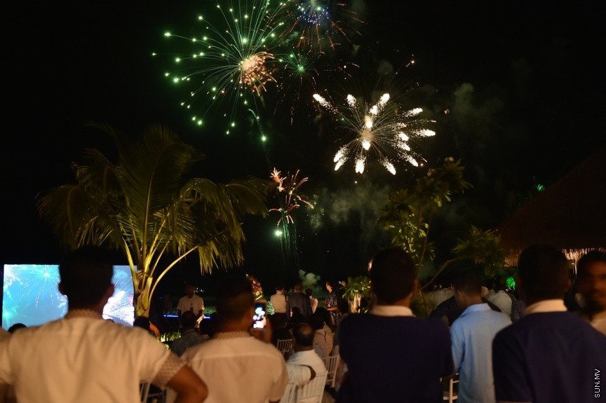  25 ސެޕްޓެމްބަރ 2017: މާކިއޯ މޯލްޑިވްސް ކޫއްޑޫ ރިސޯޓް ހުޅުވުމަށް މިރޭ ބޭއްވި ރަސްމިއްޔާތުގެ ތެރެއިން: ސިޓީ ހޮޓަލަކާއެކު އެ ރިސޯޓު ހުޅުވައި ދެއްވީ ރައީސް އަބްދުﷲ ޔާމީން އަބްދުލްގައްޔޫމެވެ. ކޫއްޑޫ ރިސޯޓު ހުޅުވުމަށް މިރޭ ބޭއްވި ކުލަގަދަ ރަސްމިއްޔާތުގައި ރިސޯޓުގެ ފަރާތުން ރައީސް ޔާމީނަށް ވަނީ ހަނދާނީ ފިލައެއް ވެސް އަރުވާފަ---ފޮޓޯ/ ރައީސް އޮފީސް