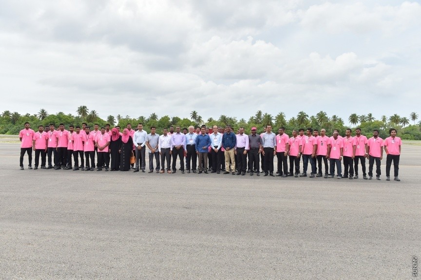 ޖެޓުތައް ޖެއްސޭ ގޮތަށް ގއ. ކޫއްޑޫ އެއާޕޯޓުގެ ރަންވޭ ބޮޑުކޮށް، އިތުރު ހިދުމަތްތައް ދެވޭ ގޮތަށް ތަރައްގީކޮށް، ރަސްމީކޮން އެ އެއާޕޯޓް ހުޅުވުމަށް ބޭއްވި ރަސްމިއްޔާތުގެ ތެރެއިން: ކޫއްޑޫ އެއާޕޯޓު މޯލްޑިވްސްގެ ނަމުގައި އެ އެއާޕޯޓް ހުޅުވައި ދެއްވީ ރައީސުލްޖުމްހޫރިއްޔާ އަބްދުﷲ ޔާމިން އަބްދުލް ގައްޔޫމް----ފޮޓޯ/ ރައީސް އޮފީސް
