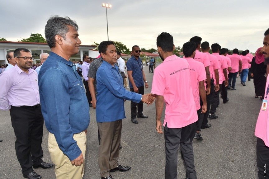 ޖެޓުތައް ޖެއްސޭ ގޮތަށް ގއ. ކޫއްޑޫ އެއާޕޯޓުގެ ރަންވޭ ބޮޑުކޮށް، އިތުރު ހިދުމަތްތައް ދެވޭ ގޮތަށް ތަރައްގީކޮށް، ރަސްމީކޮން އެ އެއާޕޯޓް ހުޅުވުމަށް ބޭއްވި ރަސްމިއްޔާތުގެ ތެރެއިން: ކޫއްޑޫ އެއާޕޯޓު މޯލްޑިވްސްގެ ނަމުގައި އެ އެއާޕޯޓް ހުޅުވައި ދެއްވީ ރައީސުލްޖުމްހޫރިއްޔާ އަބްދުﷲ ޔާމިން އަބްދުލް ގައްޔޫމް----ފޮޓޯ/ ރައީސް އޮފީސް