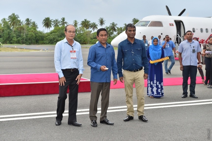 ޖެޓުތައް ޖެއްސޭ ގޮތަށް ގއ. ކޫއްޑޫ އެއާޕޯޓުގެ ރަންވޭ ބޮޑުކޮށް، އިތުރު ހިދުމަތްތައް ދެވޭ ގޮތަށް ތަރައްގީކޮށް، ރަސްމީކޮން އެ އެއާޕޯޓް ހުޅުވުމަށް ބޭއްވި ރަސްމިއްޔާތުގެ ތެރެއިން: ކޫއްޑޫ އެއާޕޯޓު މޯލްޑިވްސްގެ ނަމުގައި އެ އެއާޕޯޓް ހުޅުވައި ދެއްވީ ރައީސުލްޖުމްހޫރިއްޔާ އަބްދުﷲ ޔާމިން އަބްދުލް ގައްޔޫމް----ފޮޓޯ/ ރައީސް އޮފީސް