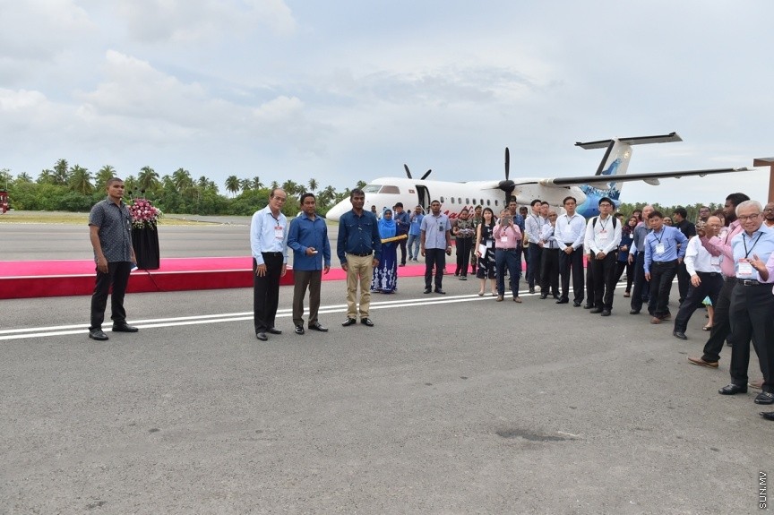 ޖެޓުތައް ޖެއްސޭ ގޮތަށް ގއ. ކޫއްޑޫ އެއާޕޯޓުގެ ރަންވޭ ބޮޑުކޮށް، އިތުރު ހިދުމަތްތައް ދެވޭ ގޮތަށް ތަރައްގީކޮށް، ރަސްމީކޮން އެ އެއާޕޯޓް ހުޅުވުމަށް ބޭއްވި ރަސްމިއްޔާތުގެ ތެރެއިން: ކޫއްޑޫ އެއާޕޯޓު މޯލްޑިވްސްގެ ނަމުގައި އެ އެއާޕޯޓް ހުޅުވައި ދެއްވީ ރައީސުލްޖުމްހޫރިއްޔާ އަބްދުﷲ ޔާމިން އަބްދުލް ގައްޔޫމް----ފޮޓޯ/ ރައީސް އޮފީސް